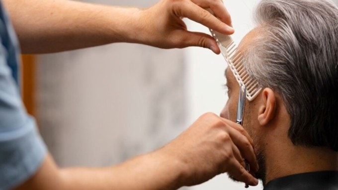 આ ઘરેલુ ઉપાયથી 2 મહિનામાં સફેદ વાળ કાળા થઈ જશે<br>સોપારીના પાન<br>તુલસીના પાન<br>કોફી પાવડર<br>ચા પત્તી<br>કલોંજી<br>આમળા પાવડર<br>હિબિસ્કસ પાવડર<br>દહીં (પ્રતિકાત્મક તસવીર - ફ્રીપીક)