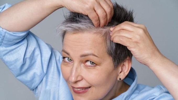 હેર પેક કેવી રીતે બનાવશો<br>સફેદ વાળને કાળા કરવા માટે તમે આ હેર પેક બનાવી શકો છો.<br>આ માટે 4 કપ પાણીમાં સોપારી, તુલસીના પાન, કોફી પાઉડર, ચાના પાંદડા અને નીજેલા બીજ નાખીને પકાવો.<br>તેને એવી રીતે પકવા દો કે પાણી 2 કપ જેટલું ઘટી જાય.<br>આ પછી પાણીને ગાળી લો.<br>તેમાં આમળા પાવડર ઉમેરો.<br>હિબિસ્કસ પાવડર ઉમેરો.<br>ત્યારબાદ તેમાં દહીં નાખીને બધું મિક્સ કરો.<br>હવે તેને આખી રાત આમ જ રહેવા દો અને પછી સવારે તેને વાળમાં લગાવો.<br>તેને વાળમાં લગાવ્યા બાદ 40 મિનિટ સુધી રહેવા દો અને પછી સામાન્ય પાણીથી વાળ ધોઈ લો. (પ્રતિકાત્મક તસવીર - ફ્રીપીક)