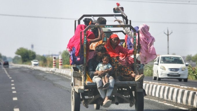 Gujarat HeatWave Forecast : ગુજરાતમાં ગરમીનું મોજુ ફરી વળ્યું છે. હવામાન વિભાગે રાજ્યના અનેક જિલ્લામાં ઓરેન્જ એલર્ટ તો કેટલાક જિલ્લામાં યલો એલર્ટ જાહેર કર્યું છે. આ બાજુ એએમસીએ પણ અમદાવાદમાં મહત્તમ તાપમાન 45 ડીગ્રી રહેવાની આગાહી વ્યક્ત કરી રેડ એલર્ટ આપ્યું છે.