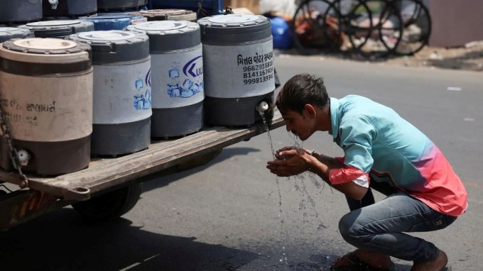 આ બાજુ કાળઝાળ ગરમી વચ્ચે આજે અમદાવાદમાં નરેન્દ્ર મોદી સ્ટેડિયમ, મોટેરા ખાતે રાજસ્થાન રોયલ્સ અને રોયલ ચેલેન્જર્સ બેંગ્લોર વચ્ચે એલિમિનેટર મેચ ચાલી યોજવામાં આવી છે, ત્યારે મીડિયા રિપોર્ટ્સ અનુસાર, બોલિવુડ સ્ટાર શાહરૂખ ખાનને અમદાવાદની ગરમીમાં લૂ લાગવાથી ડિહાઈડ્રેશન થતા કેડી હોસ્પિટલમાં સારવાર માટે લઈ જવામાં આવ્યો હતો, જ્યાં ટુકી સારવાર બાદ રજા આપવામાં આવી છે. શાહરૂખ સાથે જુહી ચાવલા પણ હોસ્પિટલ પહોંચી હતી.