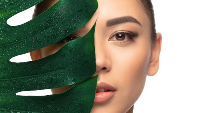 <strong>યુવી પ્રોટેક્શન</strong>: સનસ્ક્રીન તમારી સ્કિનને સૂર્યના હાનિકારક અલ્ટ્રાવાયોલેટ (યુવી) કિરણોથી બચાવે છે. યુવી કિરણો સ્કિનની વિવિધ સમસ્યાઓનું કારણ બની શકે છે, જેમાં સનબર્ન, અકાળ વૃદ્ધત્વ અને ત્વચાના કેન્સરનું જોખમ વધી શકે છે. દરરોજ સનસ્ક્રીન એપ્લાય કરવાથી નુકસાનકારક કિરણોથી સ્કિનની સમસ્યાઓ થવાનું જોખમ ઘટે છે.