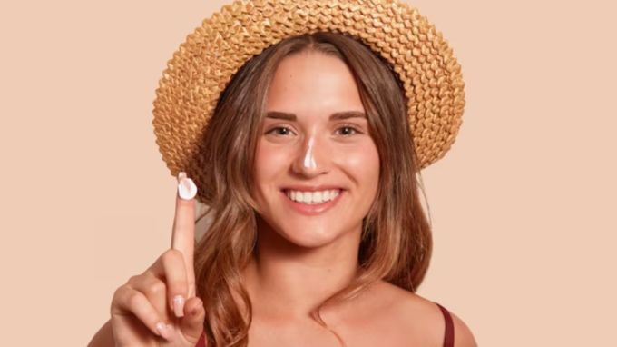 <strong>અકાળ વૃદ્ધત્વને અટકાવે :</strong> સૂર્યનો સંપર્ક એ અકાળ વૃદ્ધત્વના મુખ્ય કારણોમાંનું એક છે, જેમાં કરચલીઓ, ફાઇન લાઇન્સનો સમાવેશ થાય છે. યુવી કિરણો સ્કિનમાં કોલેજન અને ઇલાસ્ટિન તંતુઓને તોડી નાખે છે, જે સ્થિતિસ્થાપકતા અને મક્કમતા ગુમાવે છે. સનસ્ક્રીન ત્વચાને હેલ્થી અને ચમકદાર રાખે છે.