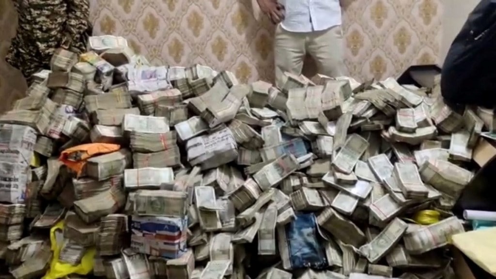 ઝારખંડમાં મંત્રીના પીએસ નોકરના ઘરેથી 25 કરોડની રોકડ મળી, નોટોની ગણતરી હજુ ચાલુ ઝારખંડમાં મંત્રીના પીએસ નોકરના ઘરેથી 25 કરોડની રોકડ મળી, નોટોની ગણતરી હજુ ચાલુ