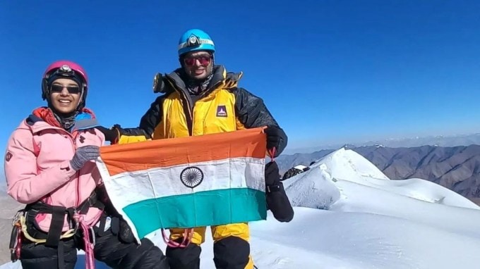 Kaamya Karthikeyan youngest Indian to summit Mt Everest : 16 વર્ષની કામ્યા કાર્તિકેયન નેપાળમાંથી માઉન્ટ એવરેસ્ટ સર કરનાર સૌથી યુવા ભારતીય પર્વતારોહક બની ગઈ છે. આ સિદ્ધિ મેળવનારી તે વિશ્વની બીજી સૌથી નાની છોકરી બની ગઈ છે. (ફોટો ઈન્સ્ટાગ્રામ - kaamya.sahas)