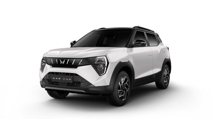 Mahindra XUV 3XO Features, MX2 Pro : Mahindra XUV 3XO ના MX2 Pro વેરિયન્ટમાં 1.2L પેટ્રોલ એન્જિન અને 1.5L ડીઝલ એન્જિન છે. આ વાહન પેટ્રોલ એન્જિનમાં મેન્યુઅલ અને ઓટોમેટિક ટ્રાન્સમિશનમાં ઉપલબ્ધ છે, જ્યારે ડીઝલ એન્જિનમાં માત્ર મેન્યુઅલ ગિયરબોક્સ ઉપલબ્ધ છે. તેની સાથે તેમાં અન્ય ફીચર્સ સાથે ઈલેક્ટ્રિક સનરૂફ અને વ્હીલ કર્વ્સ આપવામાં આવ્યા છે. ભારતીય બજારમાં આ કારની કિંમત 8.99 લાખ રૂપિયાથી 10.39 લાખ રૂપિયા (એક્સ-શોરૂમ કિંમત) વચ્ચે છે. (photo -mahindra.com)