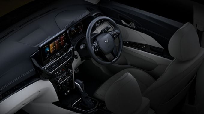 Mahindra XUV 3XO Engine &amp; Transmission, MX3 : MX3 વેરિઅન્ટ વિશે વાત કરીએ તો, તેને MX2 Pro જેવો જ પાવરટ્રેન વિકલ્પ મળે છે. આ વેરિઅન્ટ 1.5L ડીઝલ એન્જિન અને 1.2L ટર્બો પેટ્રોલ એન્જિન બંને મેન્યુઅલ અને ઓટોમેટિક ટ્રાન્સમિશનમાં ઉપલબ્ધ છે. તેની સાથે તેમાં ઈલેક્ટ્રિક સનરૂફ, ક્રૂઝ કંટ્રોલ, વાયરલેસ ચાર્જર, વ્હીલ કર્વ્સ, 10.25 ઈંચની ટચ સ્ક્રીન ઈન્ફોટેનમેન્ટ સિસ્ટમ આપવામાં આવી છે. ભારતીય બજારમાં આ વેરિઅન્ટની કિંમત 9.49 લાખ રૂપિયાથી 11.69 લાખ રૂપિયા (એક્સ-શોરૂમ કિંમત) વચ્ચે રાખવામાં આવી છે. (photo -mahindra.com)