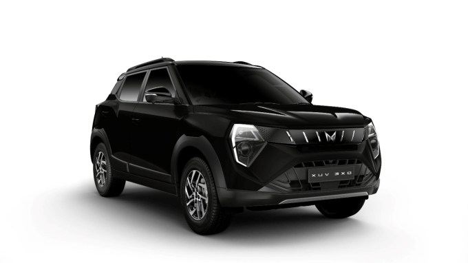 Mahindra XUV 3XO Price, MX3 pro : MX3 પ્રો વેરિઅન્ટ મેન્યુઅલ અને ઓટોમેટિક ટ્રાન્સમિશન સાથે 1.2L ટર્બો પેટ્રોલ એન્જિન સાથે ઉપલબ્ધ છે. જ્યારે 1.5L ટર્બો ડીઝલ એન્જિનમાં માત્ર મેન્યુઅલ ટ્રાન્સમિશન ઉપલબ્ધ છે. આ સાથે, તેમાં દ્વિ-એલઇડી પ્રોજેક્ટર હેડલાઇટ્સ આપવામાં આવી છે, જેમાં ઇન્ફિનિટી એલઇડી ટેલ લેમ્પ, ફ્રન્ટ ટર્ન ઇન્ડિકેટર સાથે એલઇડી ડીઆરએલ જેવી સુવિધાઓ આપવામાં આવી છે. ભારતીય બજારમાં આ કારની કિંમત 9.99 લાખ રૂપિયાથી 11.49 લાખ રૂપિયા (એક્સ-શોરૂમ કિંમત) વચ્ચે રાખવામાં આવી છે. (photo -mahindra.com)