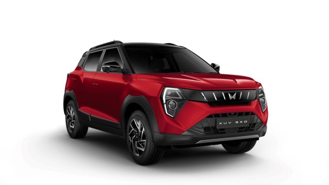 AX5 : Mahindra XUV 3XO નું AX5 વેરિઅન્ટ 1.2L ટર્બો પેટ્રોલ એન્જિન અને 1.5L ડીઝલ એન્જિન બંને વર્ઝનમાં ઉપલબ્ધ છે. આ સાથે નેવિગેશન, ટ્વીન એચડી 10.25 ઇંચ ઇન્ફોટેનમેન્ટ સિસ્ટમ, ઓટો ક્લાઇમેટ કંટ્રોલ, પુશ સ્ટાર્ટ બટન, રિવર્સ કેમેરા, કીલેસ એન્ટ્રી, લેધર સ્ટીયરિંગ અને ગિયર નોબ, ટાયર પ્રેશર મોનિટરિંગ સિસ્ટમ, 6 સ્પીકર્સ, પાવર વિન્ડોઝ જેવા ફીચર્સ આપવામાં આવ્યા છે. ભારતીય બજારમાં આ વાહનની કિંમત 10.69 લાખ રૂપિયાથી 12.89 લાખ રૂપિયા (એક્સ-શોરૂમ કિંમત) વચ્ચે રાખવામાં આવી છે. (photo -mahindra.com)