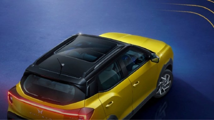 Mahindra XUV 3XO Cabin Updates, MX2 : MX2 વેરિઅન્ટમાં 1.5L ડીઝલ એન્જિન, 6-સ્પીડ મેન્યુઅલ ટ્રાન્સમિશન, 10.25 ઇંચની ઇન્ફોટેનમેન્ટ સિસ્ટમ, રિમોટ કીલેસ એન્ટ્રી, ફોલો મી હોમ હેડલાઇટ, 4 સ્પીકર્સ જેવી સુવિધાઓ છે. ભારતીય બજારમાં આ કારની કિંમત 9.99 લાખ રૂપિયા (એક્સ-શોરૂમ કિંમત) છે. (photo -mahindra.com)