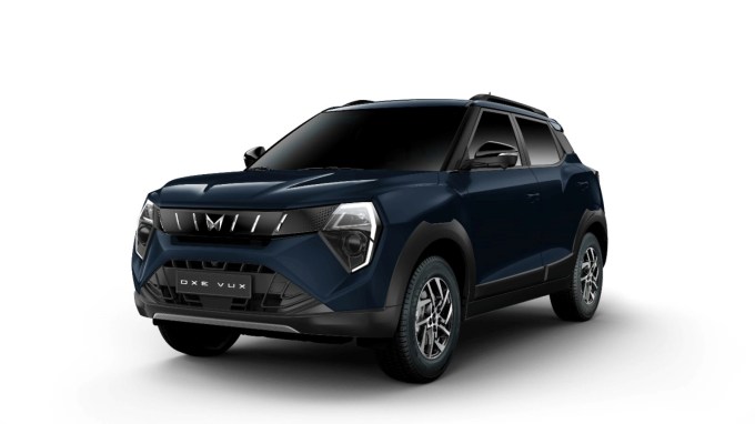 Mahindra XUV3XO New Model Launch: મહિન્દ્રાએ તેની નવી XUV શ્રેણી Mahindra XUV 3XOને ભારતીય બજારમાં લોન્ચ કરી છે. આ SUV કારને નવા ફીચર્સ અને ઘણા ફેરફારો સાથે માર્કેટમાં લોન્ચ કરવામાં આવી છે. આ સબ-કોમ્પેક્ટ SUVની ડિઝાઇન અને ઇન્ટિરિયરમાં પણ કેટલાક મોટા ફેરફારો કરવામાં આવ્યા છે. ચાલો જાણીએ મહિન્દ્રાની આ કારના તમામ વેરિઅન્ટના ફીચર્સ અને કિંમતો. (photo -mahindra.com)