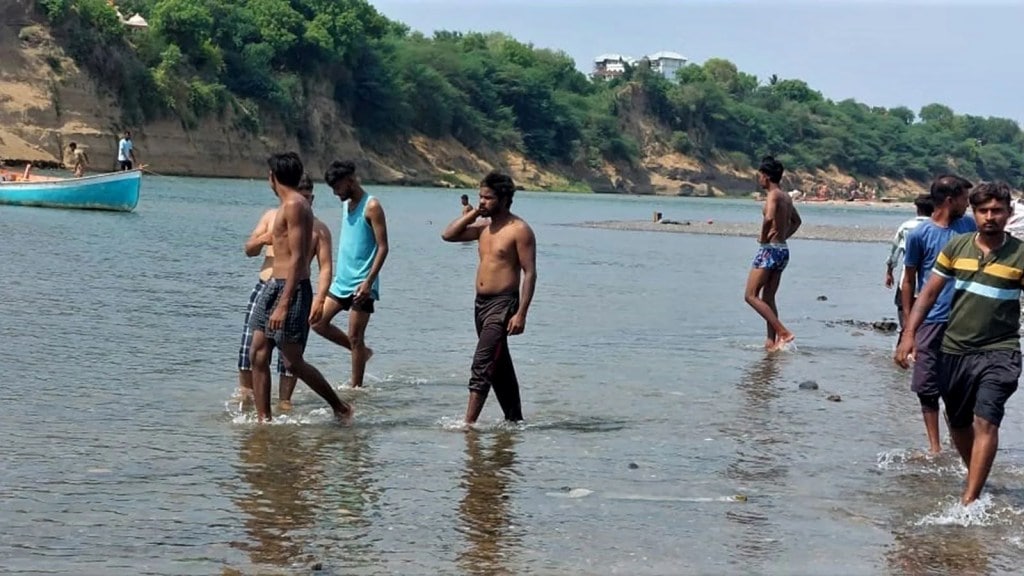 Poicha Tourist Drowning | પોઈચા નર્મદા નદીમાં ડુબેલા સાત પ્રવાસીમાંથી 6ના મૃતદેહ મળ્યા, નાનુ બાળક હજુ ગુમ