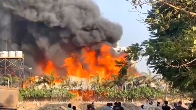Rajkot TRP Game Zone Fire : રાજકોટ માટે આજનો દિવસ કાળા દિવસ તરીકે યાદ રાખવામાં આવશે. ગેમિંગ ઝોન જ્યાં વાલીઓ વેકેશનમાં બાળકોને લઈ શનિવારે મોજ-મસ્તી કરાવા લઈ ગયા હતા, કર્મચારીઓ ઘરેથી નોકરી ગયા હતા, તેમના પરિવાર સાંજે તેઓ ઘરે આવશે તેની રાહ જોઈ રહયા હતા ત્યારે TRP ગેમ ઝોનમાં અગ્નિકાંડની દુર્ઘટનામાં 26 જિંદગીઓ હોમાઈ ગઈ, અને અનેક લોકો ગંભીર રીતે દાઝી જતા હોસ્પિટલમાં જીવન મરણ વચ્ચે ઝોલા ખાઈ રહ્યા છે. તો જોઈએ અગ્નિકાંડની પુરી કહાની. (ફોટો - વાયરલ વીડિયો ગ્રેબ)