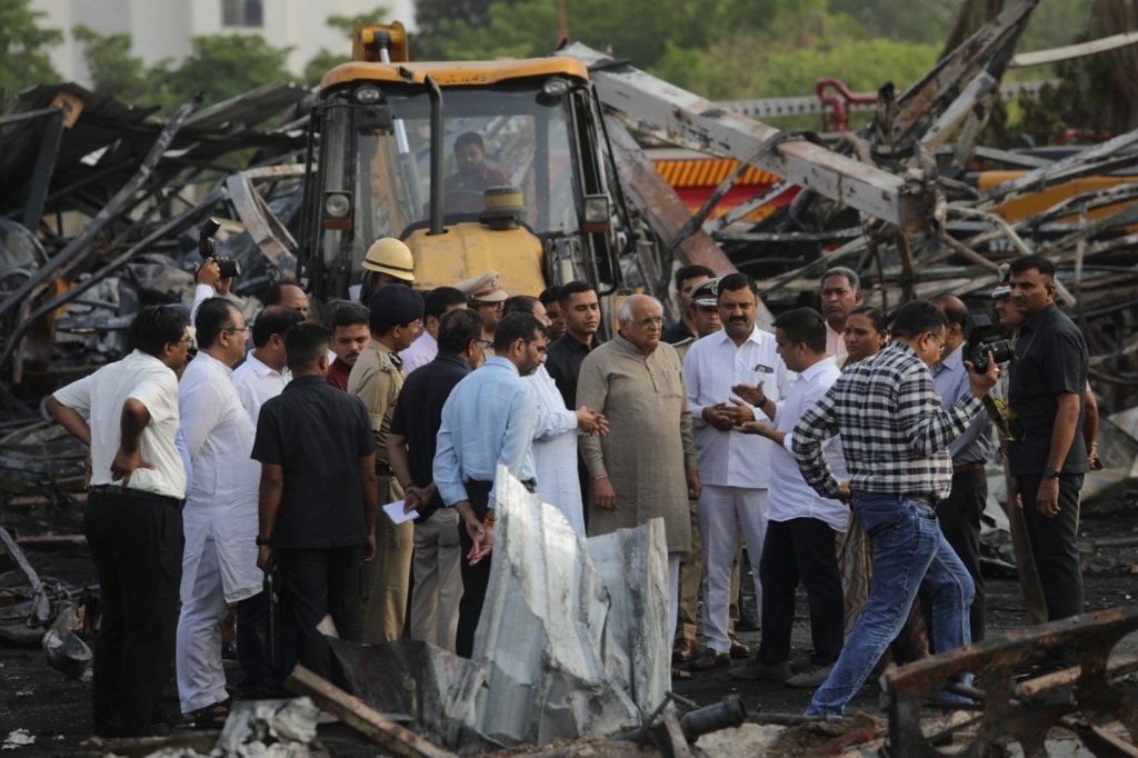Rajkot Fire Accident Live News: રાજકોટ ગેમ ઝોન અગ્નિકાંડનો તપાસ રિપોર્ટ SIT 3 દિવસમાં રજૂ કરશે – હર્ષ સંઘવી Rajkot Fire Accident Live News: રાજકોટ ગેમ ઝોન અગ્નિકાંડનો તપાસ રિપોર્ટ SIT 3 દિવસમાં રજૂ કરશે – હર્ષ સંઘવી