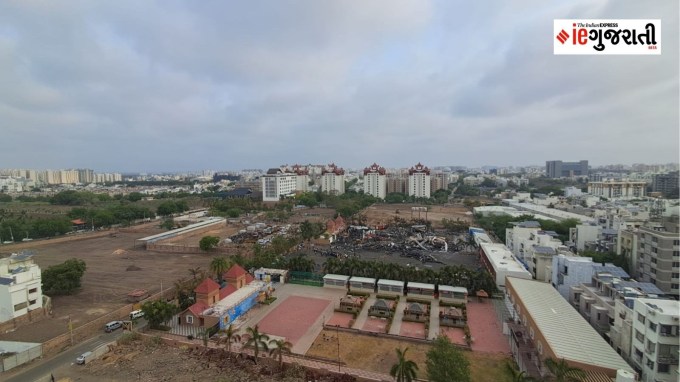 ઉલ્લેખનીય છે કે શનિવારે રાત્રીના 9 વાગ્યે આગ ઓલવી દીધા બાદ શેડ તોડવાનો નિર્ણય લેવાયો હતો. આ માટે જેસીબી ચાલુ કર્યું હતું અને તેનો પાવડો બીજા માળ સુધી પહોંચીને પતરું તોડતાં જ બહારની હવા અંદર ગઈ હતી અને ફરી આગ ભભૂકી હતી. (Express photo)