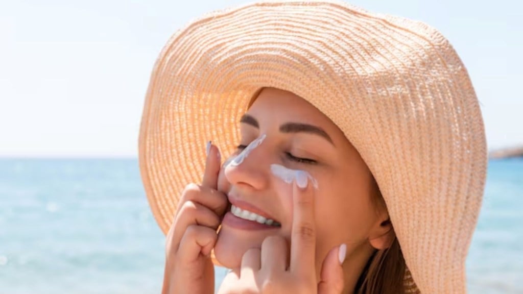 Summer Skin Care : સૂર્યના હાનિકારક કિરણો સામે રક્ષણ મેળવવા બેસ્ટ સનસ્ક્રીન પસંદ કરવાની ટિપ્સ Summer Skin Care : સૂર્યના હાનિકારક કિરણો સામે રક્ષણ મેળવવા બેસ્ટ સનસ્ક્રીન પસંદ કરવાની ટિપ્સ