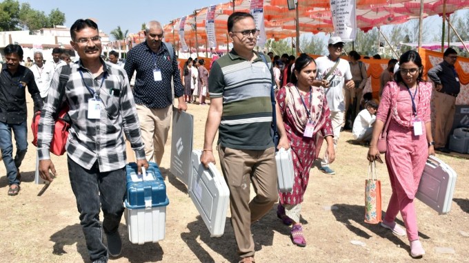 ગુજરાત લોકસભા ચૂંટણી : ગુજરાતમાં લોકસભા ચૂંટણી 2024 માટે આવતીકાલે 7 મે 2024 મંગળવારે મતદાન યોજાવા જઈ રહ્યું છે, વહીવટી તંત્ર દ્વારા તમામ તૈયારીઓ કરવામાં આવી રહી છે. મતાધિકારના આ અવસર પર કોઈ પણ મતદાર મતદાનથી વંચિત ન રહી જાય તે માટે તંત્ર દ્વારા પ્રયત્નો કરવામાં આવી રહ્યા છે ત્યારે, અમરેલી જિલ્લાના પણ પ્રત્યેક નાગરિક તેના મતદાનનો ઉપયોગ કરી શકે તે માટે રાષ્ટ્રના ચૂંટણી પંચ દુર્ગમ વિસ્તારોમાં અનેક પડકારોની વચ્ચે પણ મતદાન પ્રક્રિયાની તૈયારીઓ સાથે સજ્જ અને કટિબધ્ધ છે.