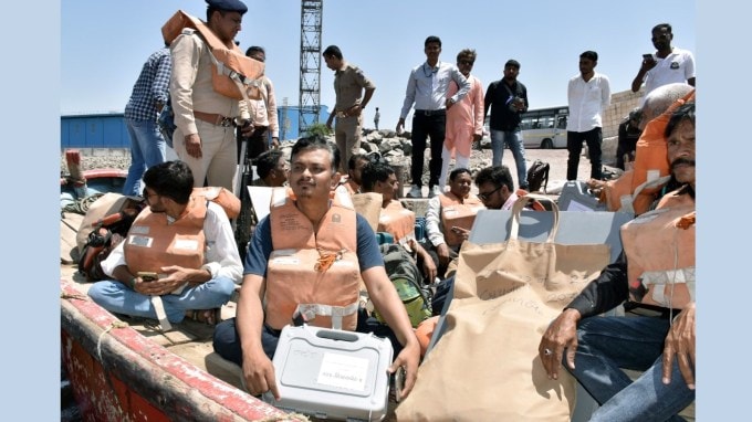 અમરેલી જિલ્લામાં જાફરબાદ તાલુકામાં દરિયાની વચ્ચે આવેલો શિયાળ બેટ ટાપુ એ વિશિષ્ટ ભૌગોલિક સ્થિતિ ધરાવે છે. દરિયાથી ચોમેર ઘેરાયેલા ટાપુ પર વસતા મતદારો મતાધિકારથી વંચિત ન રહે તેથી અમરેલી જિલ્લા ચૂંટણીતંત્ર દ્વારા દરિયામાં હોડી મારફતે ઈ.વી.એમ. મશીન અને મતદાન સામગ્રીઓ પહોંચાડવામાં આવે છે અને શિયાળ બેટમાં મતદાન પ્રક્રિયાઓને અનુસરવામાં આવે છે.