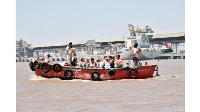 રાજુલા મુકામે આવેલા ઇ.વી.એમ. ડિસ્પેન્ચીંગ કેન્દ્ર ખાતેથી શિયાળબેટ ખાતે યોજનાર મતદાન પ્રક્રિયા માટે બસ મારફતે જેટી સુધી પ્રસ્થાન કરાવવામાં આવ્યું હતું. જિલ્લા ચૂંટણી અધિકારી અજય દહિયાના માર્ગદર્શન હેઠળ મદદનીશ ચૂંટણી અધિકારી અને પ્રાંત અધિકારીના આ સફળ આયોજનના પગલે મારફતે મતદાન પ્રક્રિયા માટે ઈ.વી.એમ. યુનિટ અને મતદાન સામગ્રીઓ પહોંચાડવામાં આવી હતી.