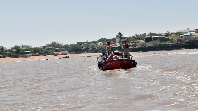 મંગળવારે તા.07 મે, 2024 ના રોજ શિયાળબેટ પર મતદાન પ્રક્રિયા યોજાશે. જાફરાબાદ થી 25 નોટીકલ માઈલ દૂર શિયાળબેટ પહોંચવા માટે દરિયાઈ માર્ગ એકમાત્ર વિકલ્પ છે ત્યારે જિલ્લા ચૂંટણી તંત્ર દ્વારા ચૂંટણી ફરજ પરના અધિકારી અને કર્મચારીઓ માટે શિયાળબેટ પહોંચવા ચૂંટણી તંત્ર દ્વારા બે બોટની વ્યવસ્થા કરવામાં આવી હતી. ચૂંટણી ફરજ પરના અધિકારીઓ-કર્મચારીઓ સાથે સુરક્ષાકર્મીઓ પણ મતદાન પ્રક્રિયામાં જોડાશે.