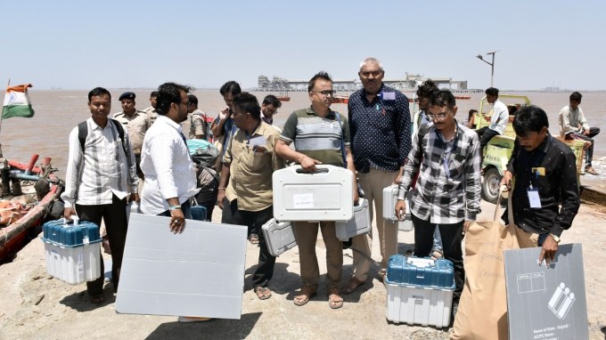 લોકસભા સામાન્ય ચૂંટણી-2024 ની આ મતદાન પ્રક્રિયા માટે 20 પોલીંગ સ્ટાફ, 05 બી.એલ.ઓ., પ્રિસાઇડીંગ અધિકારી, ઝોનલ અધિકારી અને સુરક્ષાકર્મીઓ મળી 40 જેટલા ચૂંટણી ફરજ પરના અધિકારી અને કર્મચારીઓ બોટ મારફતે અરબ સાગર ખેડી અને લોકશાહીના પર્વને મતદારો સુધી લઈ જવા માટે પહોંચી ચૂક્યા છે.