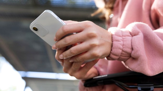 Five Budget 5G Smartphones : છેલ્લા કેટલાક વર્ષોમાં 5G સ્માર્ટફોન વધુ સુલભ બની ગયા છે. આ જોતા ભારતની બે અગ્રણી ટેલિકોમ કંપનીઓ, એરટેલ અને જિયો, પસંદગીના ડેટા પ્લાન્સ સાથે અમર્યાદિત 5G નેટવર્કને બંડલ કરી રહી છે, તો જો તમારી પાસે 4જી સ્માર્ટફોન છે તો તેમાંથી 5G સ્માર્ટફોનમાં અપગ્રેડ કરવાનો આ યોગ્ય સમય છે. જો તમે એક નવો 5G સ્માર્ટફોન શોધી રહ્યાં છો, જે પોકેટ-ફ્રેન્ડલી હોય અને શાનદાર ડિવાઈસ તરીકે બમણો સારો હોય, તો તેને ખરીદતા પહેલા અહીં કેટલીક બાબતો ધ્યાનમાં લેવી જોઈએ (પ્રતિકાત્મક તસવીર - ફ્રીપીક)