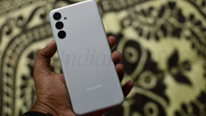સેમસંગ ગેલેક્સી એમ14 5જી (Samsung Galaxy M14 5G)<br>આ હાલમાં સેમસંગનો સૌથી સસ્તો 5G સ્માર્ટફોન છે. ઇન-હાઉસ Exynos 1330 પ્રોસેસર દ્વારા સંચાલિત, Galaxy M14 5G (રિવ્યૂ) હાલમાં રૂ. 12,490 માં વેચાય છે અને 6GB RAM અને 128GB ઇન્ટરનલ સ્ટોરેજ ઓફર કરે છે. આ સ્માર્ટફોન બે મુખ્ય એન્ડ્રોઇડ ઓએસ અપગ્રેડ ઓફર કરે છે અને ઝડપી ચાર્જિંગ માટે સપોર્ટ સાથે 6,000 mAh બેટરી પણ પેક કરે છે. (ફોટો - એક્સપ્રેસ)