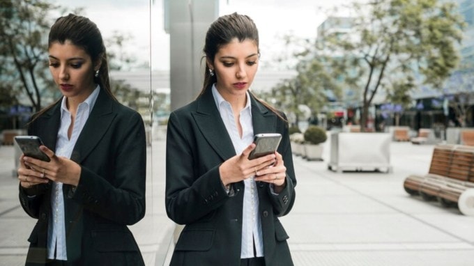 ફોનમાં સારા સ્પેસિફિકેશન્સ હોવા જોઈએ<br>તમે અપગ્રેડ કરી રહ્યાં હોવાથી, આગામી થોડા વર્ષો સુધી આ ફોન તમારું પ્રાથમિક ડિવાઈસ રહેશે તેવી સારી તક છે. તેથી, હંમેશા તેની શ્રેણીમાં શ્રેષ્ઠ વિશિષ્ટતાઓ સાથે ડિવાઈસ ખરીદો. થોડો વધુ આંતરિક સ્ટોરેજ, ઓછામાં ઓછો 128 GB ધરાવતો ફોન મેળવવાનો પ્રયાસ કરો. આ સુનિશ્ચિત કરે છે કે, તમે ક્લાઉડ સ્ટોરેજ સેવા પર આધાર રાખ્યા વિના તમારા તમામ મલ્ટીમીડિયા, એપ્લિકેશનો અને ગેમ્સ ડિવાઈસ પર નેટિવલી સ્ટોર કરી શકશો. (પ્રતિકાત્મક તસવીર - ફ્રીપીક)