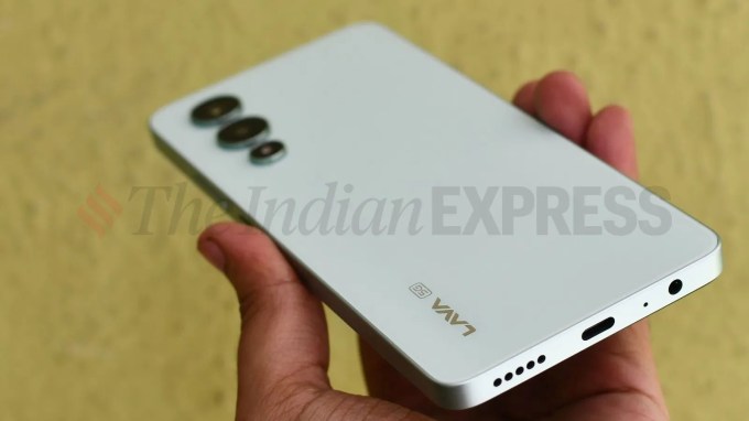 લાવા સ્ટોર્મ 5જી (Lava Storm 5G)<br>જો તમે સ્માર્ટફોન પર વધારે કામ કરો છો, તો Lava Storm 5G એક સરસ ડિવાઈસ છે. 11,999 રૂપિયાની કિંમતના આ સ્માર્ટફોનમાં 8 જીબી રેમ અને 128 જીબી ઇન્ટરનલ સ્ટોરેજ છે. આ સ્માર્ટફોન MediaTek Dimensity 6080 SoC દ્વારા સંચાલિત છે. પ્લાસ્ટિક બેક પેનલ ઓફર કરતી આ કિંમત-આ સિરીઝના મોટાભાગના ફોનથી વિપરીત, Storm 5G ગ્લાસ બેક પેનલ સાથે આવે છે. (ફોટો - એક્સપ્રેસ)