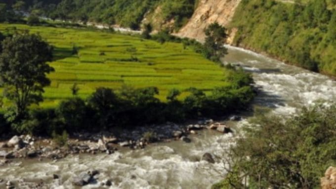 <strong>સોનપ્રયાગ (Sonprayag)</strong><br>સોનપ્રયાગ 1829 મીટરની ઉંચાઈ પર આવેલું રમણીય સ્થળ છે. સોનપ્રયાગની સુંદરતા દર વર્ષે મોટી સંખ્યામાં પ્રવાસીઓને ખેંચી લાવે છે. આ નાનકડું ગામ બે પવિત્ર નદીઓ - મંદાકિની અને બાસુકીના સંગમ પર આવેલું છે. ઉંચા બરફથી ઢંકાયેલા પર્વતોથી ઘેરાયેલું, આ સ્થાન એક અવિશ્વસનીય શાંતિ પ્રદાન કરે છે. (Photo - Social Media)
