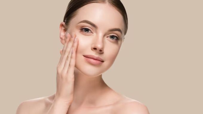 <strong>સ્કિન ટોન જાળવી રાખે </strong>: સૂર્યના સંપર્કમાં હાઈપરપીગ્મેન્ટેશન, ટેનિંગ સ્કિન ટોન અને ફોલ્લીઓ થઈ શકે છે, ખાસ કરીને ચહેરા, હાથ અને હાથ જેવા વારંવાર સૂર્યના સંપર્કમાં આવતા વિસ્તારોમાં. દરરોજ સનસ્ક્રીન એપ્લાય કરવાથી સ્કિન ટોન જળવાઈ રહે છે.