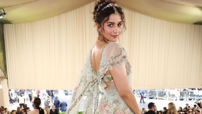 Met Gala Alia Bhatt Dress :  2024 મેટ ગાલા કોસ્ચ્યુમ ઇન્સ્ટીટ્યૂટની નવી એક્ઝીબેશન, સ્લીપિંગ બ્યૂટીઝ, રીવાકિંગ ફેશનનું જશ્ન મનાવવામાં આવ્યો. આ વખતે સિતારાઓની થીમ અને ડ્રેસ કોડ અનુસાર સજીધજીને ઇવેન્ટમાં સામેલ થઇ. આ થીમને અનુસરતા  ઇશા અંબાણીની સાથે મોના પટેલ, સબ્યસાચી મુખર્જી અને આલિયા ભટ્ટ જેવા અનેક સિતારાઓ પહોંચ્યા.
