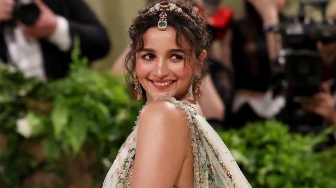 Met Gala Alia Bhatt Dress : મેટ ગાલા એક ચેરીટી કાર્યક્રમ છે અને ધ મેટ્રોપોલિટન મ્યુઝિમ ઓફ આર્ટના કોસ્ચ્યુમ ઇન્સ્ટીટ્યૂટ માટે ધનરાશિ એકત્ર કરવામાં આવે છે. આ મેટ ગાલામાં અનેક મોટી હસ્તીઓ જોવા મળતી હોય છે. 