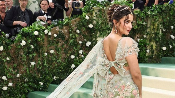 Met Gala Alia Bhatt Dress : આલિયાએ મેટ ગાલા 2023માં ડેબ્યુ કર્યુ હતુ. લાસ્ટ યર મેટ ગાલાની થીમ કાર્લ લેગરફેલ્ડ: એ લાઇન ઓફ બ્યૂટી હતી. આ થીમને ધ્યાનમાં રાખતા એક્ટ્રેસે પ્રબલ ગુરંગ દ્રારા ડિઝાઇન કરી છે અને ખૂબસુરત વ્હાઇટ ગાઉનનમાં પહોંચી હતી. જે મોતિયોથી સજાવાયું હતું.