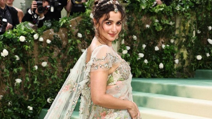 Met Gala Alia Bhatt Dress : બોલિવૂડ અભિનેત્રી આલિયા ભટ્ટે વધુ એકવાર પોતાના આકર્ષક લૂકથી બધાને દંગ કરી દીધા છે. મેટ ગાલામાં આલિયા ભટ્ટે સબ્યસાચીની સાડીમાં એકદમ ગ્લેમરસ લૂકમાં નજર આવી હતી. હાઇવે એકટ્રેસ મેટ ગાલાના રેડ કાર્પેટ પર મિન્ટ ગ્રીન રંગની સબ્યસાચી દ્વારા ડિઝાઇન કરેલી સાડીમાં નજર આવી હતી. આ લૂક કમ્પલીટ કરવા માટે આલિયા ભટ્ટે આ સાડી સાથે મેસી બન અને નેકસ્ટ લેવલ જ્વેલરી પહેરી હતી. આલિયા ભટ્ટના આ લૂકની ચર્ચાઓ શરૂ થઇ ગઇ છે.  