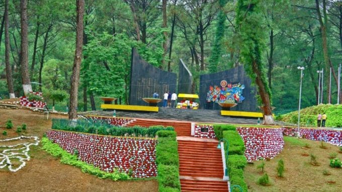 <strong>હિમાચલ પ્રદેશના ફરવા લાયક સ્થળ</strong><br>હિમાચલ પ્રદેશમાં ધર્મશાળા સહિત ઘણા ફરવા લાયક સ્થળ છે. શિમલા, મનાલી, કુલ્લુ, કુન્નુર, કૌસલ, ચંબા, કિન્નોર કૈલાશ, કૌસીલ સિહત ઘણા પ્રખ્યાત ટુરિસ્ટ પ્લેસ છે, જ્યાં દર વર્ષે લાખો પ્રવાસીઓ ફરવા આવે છે. પ્રવાસીઓ બીર બિલિંગમાં પેરગ્લાઇડિંગની પણ મજા માણી શકે છે. (Photo - Himachal Pradesh Tourism)