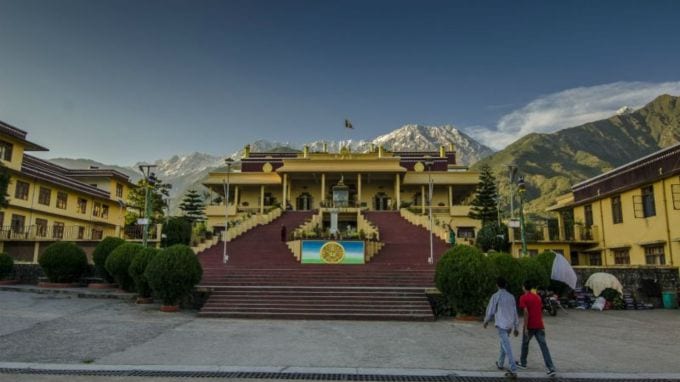 <strong>Famous Tourist Places In Dharamshala:</strong> <br>ધર્મશાલા હિમાચલ પ્રદેશનું સુંદર હિલ સ્ટેશન છે. શહેરની ભીડભાડથી દૂર કુદરતાના ખોળે વસેલું ધર્મશાલા પ્રવાસીઓને અદભુત શાંતિનો અનુભવ કરાવે છે. ઉનાળાની ગરમીમાં ફરવા માટે ધર્મશાલા સૌથી શ્રેષ્ઠ સ્થળ છે, કારણે કે ભારતના અન્ય શહેરોની તુલનામાં અહીં તાપમાન બહું નીચુ હોય છે. ઓછું તાપમાન અને સુંદર કુદરતી દ્રશ્યોના કારણે જ ધર્મશાલાને ભારતનું સ્વિત્ઝરલેન્ડ કહેવામાં આવે છે. (Photo - Himachal Pradesh Tourism)
