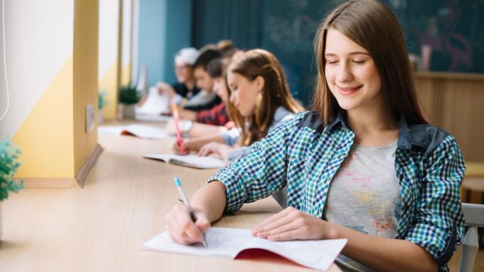 <strong>ધોરણ 10 પરીક્ષામાં 577556 વિદ્યાર્થીઓ પાસ</strong><br>ગુજરાત બોર્ડ દ્વારા માર્ચ 2024માં 981 પરીક્ષા કેન્દ્રો પર પરીક્ષા યોજવામાં આવી હતી. ધોરણ 10ની પરીક્ષા માટે 706370 નિયમિત વિદ્યાર્થીઓ નોંધાયા હતા, જેમાથી 699598 વિદ્યાર્થીઓએ પરીક્ષા આપી હતી અને તેમાથી 577556 વિદ્યાર્થીઓ પાસ થાય છે. વર્ષ 2023માં ધોરણ 10ની પરીક્ષા આપનાર 734898 નિયમિત વિદ્યાર્થીમાંથી 474893 ઉમેદવાર થયા હતા. (Photo - Freepik)