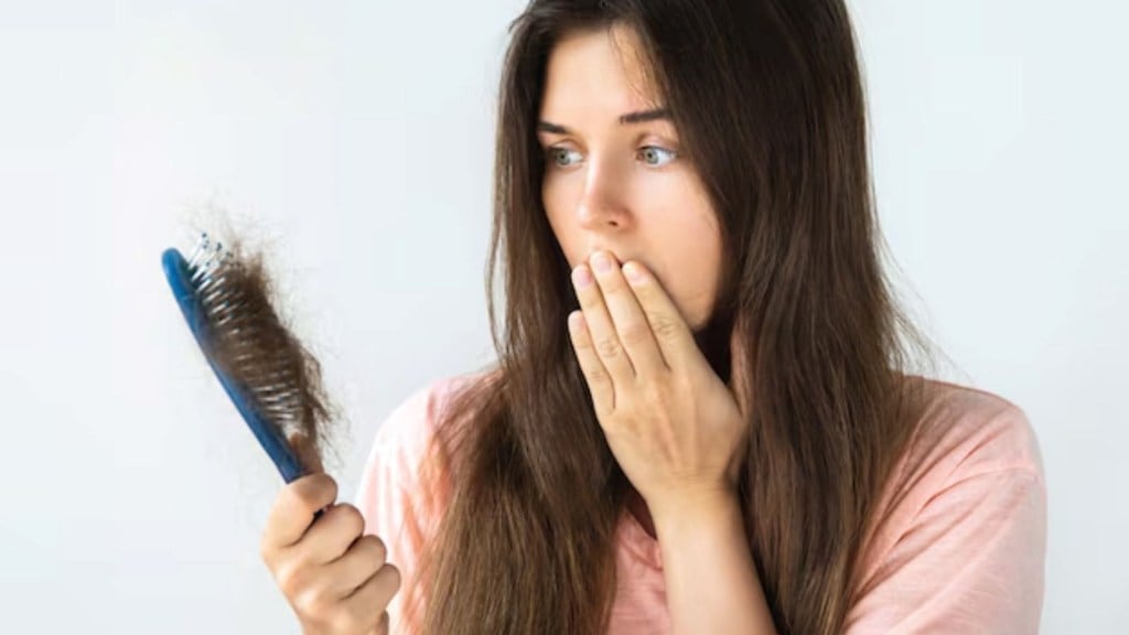 Hair Care Tips : ઉનાળામાં ખરતા વાળથી ત્રસ્ત છો તો આ આયુર્વેદિક તેલ લગાવવાથી થશે ફાયદો