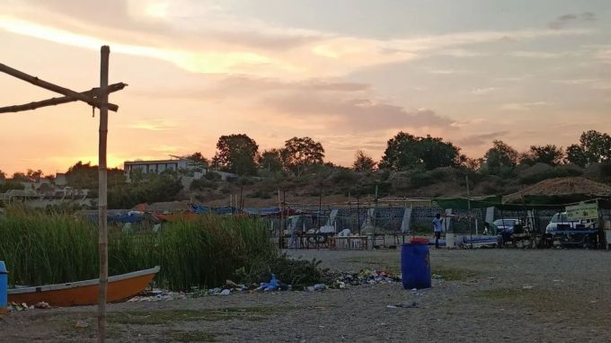 કોટણા બીચનું નામ કોટણા ગામ પરથી પડ્યું છે. કોટણા બીચ અમદાવાદથી 103 કિમી દૂર આવેલું છે. પ્રવાસઓ ટુ વ્હીલર કે કાર લઇ સરળતાથી કોટણા બીચ પહોંચી શકે છે. (photo - Social Media)