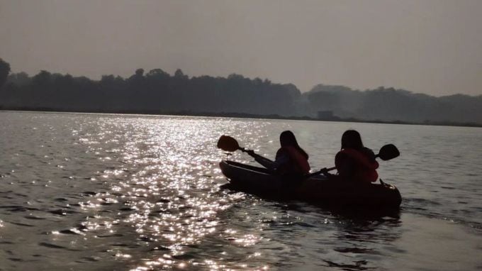 <strong>કોટણા બીચ</strong><br>કોટણા બીચ હાલ બેસ્ટ પિકનિક સ્થળ બન્યું છે. મહીસાગર નદી કિનારે આવેલું કોટણા બીચ વડોદરાથી 15 થી 20 કિમી દૂર આવેલું સુંદર સ્થળ છે. વડોદરામાં કોઇ દરિયા કિનારો ન હોવાથી સહેલાણીઓએ મહીસાગર નદીના આ કિનારને કોટણા બીચ નામ આપી દીધું છે. આ સ્થળનું નામ કોટણા ગામ પરથી પડ્યું છે. (photo - Social Media)