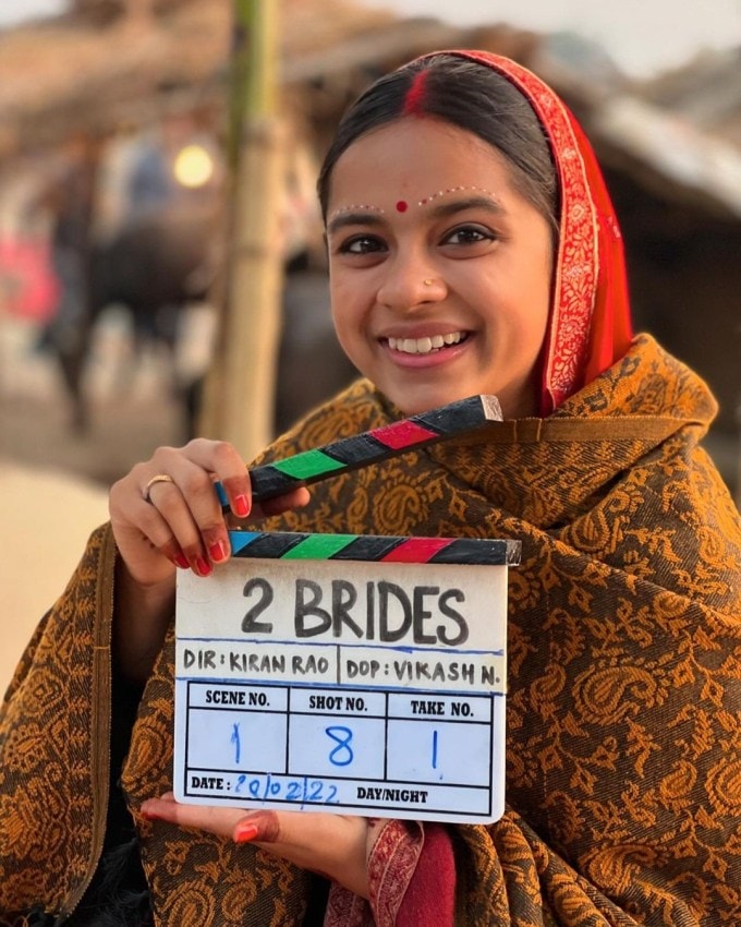 કિરણ રાવની ફિલ્મ લાપતા લેડીઝ (Laapataa ladies) એ ઓડિયન્સનું દિલ ખુશ કરી દીધું છે. ફિલ્મ 2023 માં થિયેટરમાં રિલીઝ થઇ હતી પરંતુ 1 માર્ચ, 2024 થી ઓટીટી પ્લેટફોર્મ નેટફ્લિક્સ પર રિલીઝ થઇ ત્યારથી ચર્ચાનો વિષય બની છે. ફિલ્મે રણબીર કપૂરની ફિલ્મને પાછળ છોડી નેટફ્લિક્સ સૌથી વધુ વ્યુવરશીપ પ્રાપ્ત કરનારી ફિલ્મ બની છે. અહીં લાપતા લેડીઝના ટોપ 5 ટ્રેન્ડિંગ ડાયટલોગની લિસ્ટ છે આ ડાયલોગ દર્શકોને ખુબજ પસંદ આવ્યા છે.