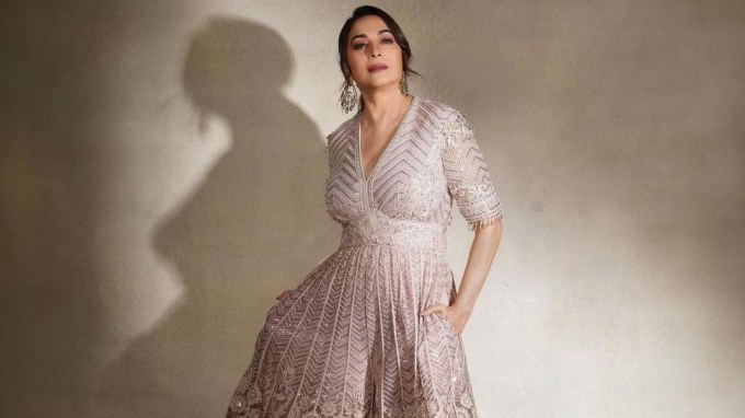 57ની ઉંમરે પણ માધુરી દીક્ષિત મહિલાઓ માટે પ્રેરણા બની રહી છે. જે ઉત્સાહ સાથે આજે પણ ઇન્ડસ્ટ્રીમાં કાર્યરત છે તે ખરેખર પ્રશંસનીય છે. માધુરી દીક્ષિત આજે 15 મેના રોજ 57મો બર્થડે પતિ અને પરિવાર સાથે ઉજવી રહી છે. કહેવાય છે કે માધુરીની ફેન ફોલોઈંગ પાકિસ્તાનમાં પણ હતી. અન્ડર-વર્લ્ડ ડોન પણ તેના ચાહકો હતા