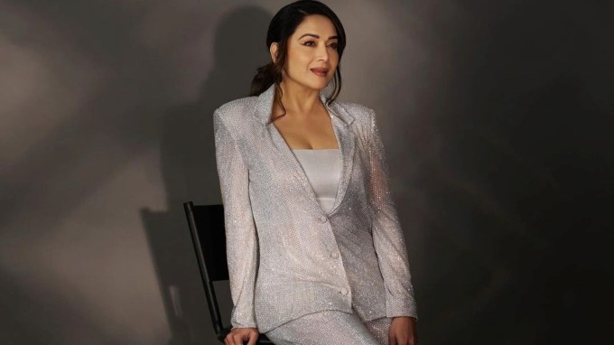 માધુરી દીક્ષિત મુંબઈમાં એક આલીશાન ઘરની માલિક છે. અહેવાલો અનુસાર, દિવા લગભગ 250 કરોડ રૂપિયાની સંપત્તિની માલિક છે. માધુરી એક ફિલ્મ માટે 4-5 કરોડ રૂપિયા લે છે.