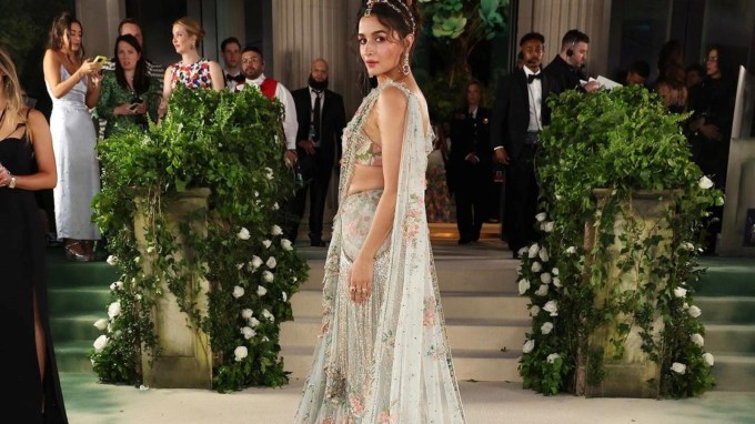 Met Gala Alia Bhatt Dress : આલિયા ભટ્ટનો મેટ ગાલા 2024 લૂક એટલો શાનદાર છે કે તે ઇન્ટરનેટ પર આગ લગાવી રહ્યો છે. આલિયા ભટ્ટે વોગ સાથેની વાતચીત દરમિયાન એકટ્રેસે જણાવ્યું હતું કે, આ સાડી બનાવવામાં 1965 કલાક જેટલો સમય લાગ્યો હતો અને 163 શિલ્પકારોએ તૈયાર કરી છે. આ સાડી સંપૂર્ણ રીતે હેન્ડમેડ છે. ગાઉન લુક આપતી આ સાડી એક ફ્રિન્ઝ સ્ટાઇલ સાડી છે.