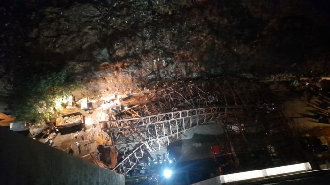 બીજી તરફ 14 માળની નિર્માણાધીન મેટલ પાર્કિંગ ધરાશાયી થઇ હતી. જે 10 કારો પર પડ્યું હતું. (Express photo by Pradip Das)