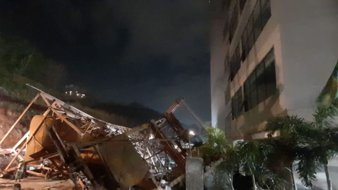 સોમવારે ભારે પવન અને વરસાદને કારણે મુંબઈ અને તેની આસપાસના વિસ્તારોમાં મેટ્રો અને લોકલ ટ્રેન સેવાઓને અસર થઈ હતી. (Express photo by Pradip Das)