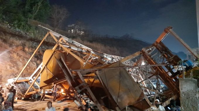 જ્યારે દક્ષિણ મુંબઈના કેટલાક ભાગોમાં ઝરમર વરસાદ જોવા મળ્યો હતો. થાણે, અંબરનાથ, બદલાપુર, કલ્યાણ અને ઉલ્હાસનગર જેવા શહેરોમાં પણ તોફાની પવન સાથે મધ્યમ વરસાદ પડ્યો હતો. (Express photo by Pradip Das)