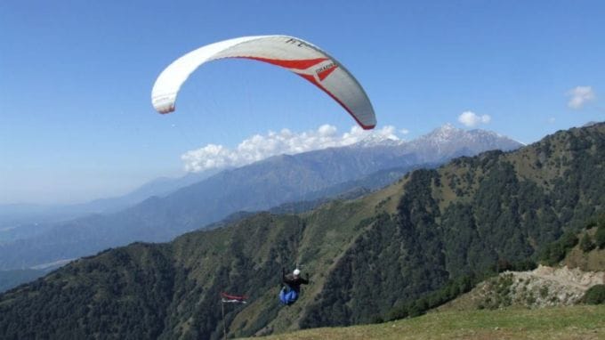 <strong>ધર્મશાલા ફરવા જવાનો શ્રેષ્ઠ સમય (Best Time To Visit Dharamshala)</strong><br>ધર્મશાલા હિમાચલ પ્રદેશના લોકપ્રિય પ્રવાસ સ્થળમાં સ્થાન ધરાવે છે. ધર્મશાલા ફરવાનો શ્રેષ્ઠ સમય ફેબ્રુઆરીથી જુલાઇ છે. આ દરમિયાન અહીં 21 થી 34 ડિગ્રી સુધી તાપમાન હોય છે. શિયાળામાં અહીં હિમ વર્ષા થાય છે ત્યારે પણ મોટી સંખ્યામાં પ્રવાસીઓ સ્નફોલની મજા માણવા આવે છે. (Photo - Himachal Pradesh Tourism)