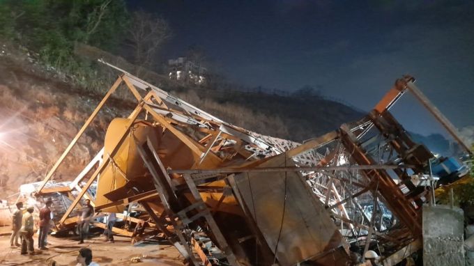 મુંબઈમાં ભારે પવન સાથે વરસાદ વરસ્યો હતો. (Express photo by Pradip Das)