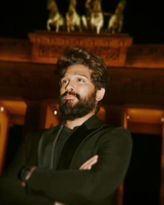 ફિલ્મ નિર્માતાઓએ વારંવાર પુષ્ટિ કરી હતી કે પુષ્પા 2 (Pushpa 2) મુવી 15 ઓગસ્ટ, 2024 ના રોજ મોટા પડદા પર રિલીઝ થશે. જેમાં અલ્લુ અર્જુન પુષ્પા રાજ તરીકે પરત ફરશે. જો કે, તાજેતરમાં વિશેષ રૂપે જાણવા મળ્યું છે કે પુષ્પા 2 હવે સત્તાવાર રીતે મુલતવી રાખવામાં આવી છે.